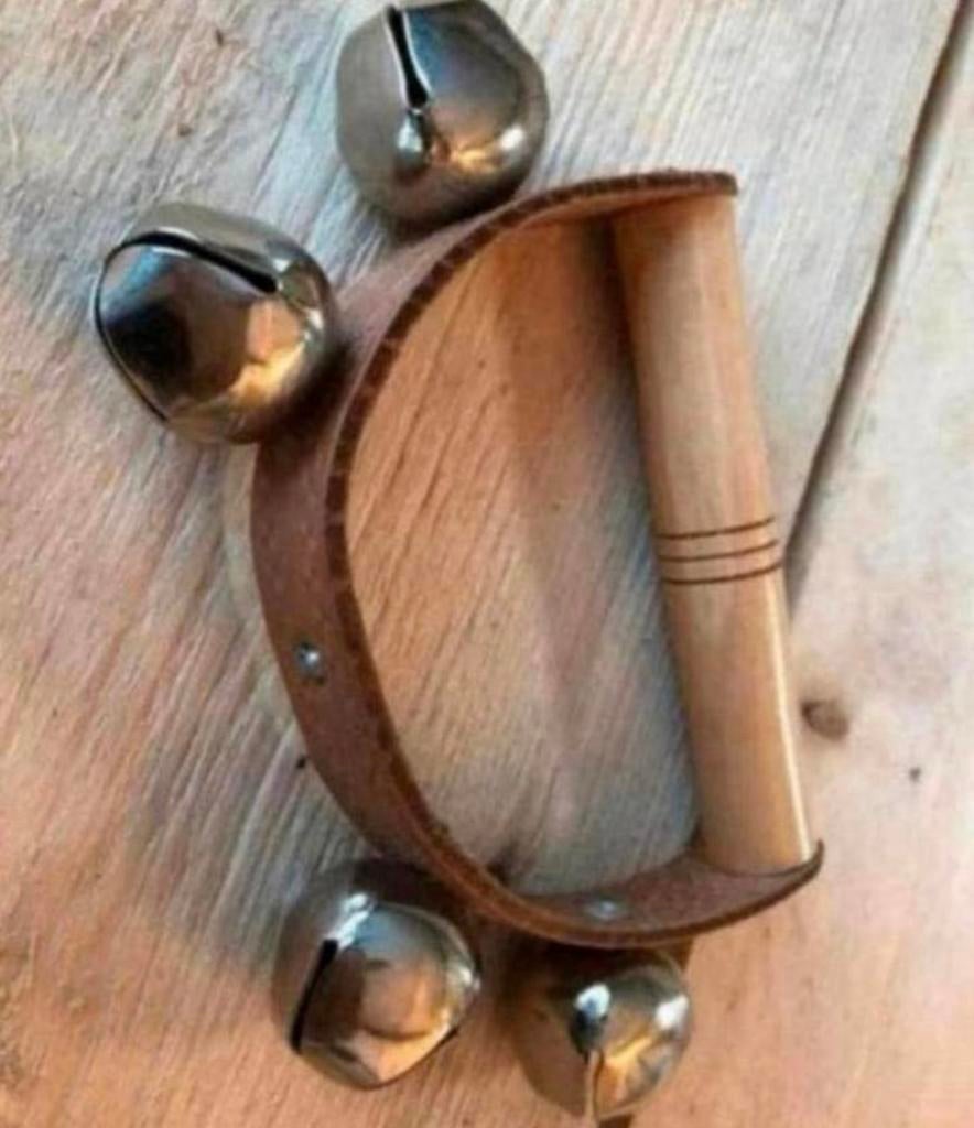 Tamboerijn van hardhout en leer met vier zilveren bellen, Muziek en Instrumenten, Percussie, Ophalen of Verzenden, Zo goed als nieuw