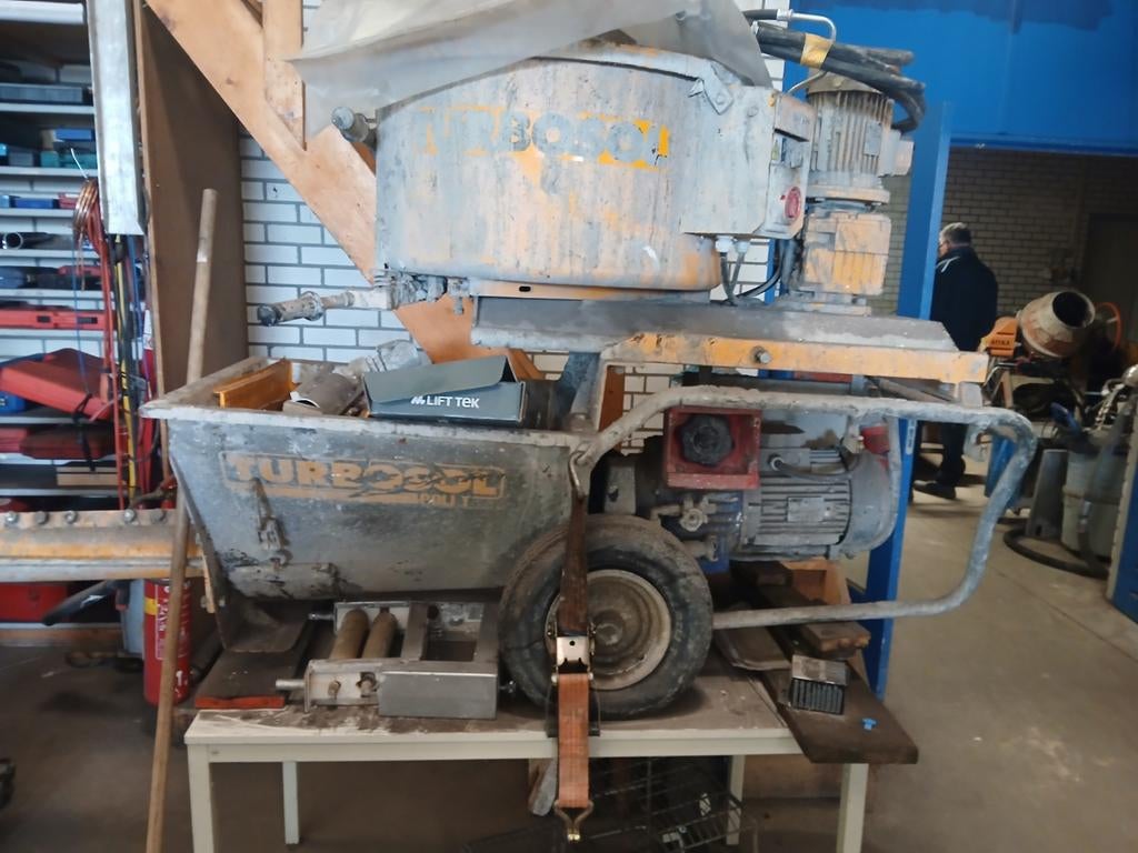 Vloermeng pomp, Ophalen