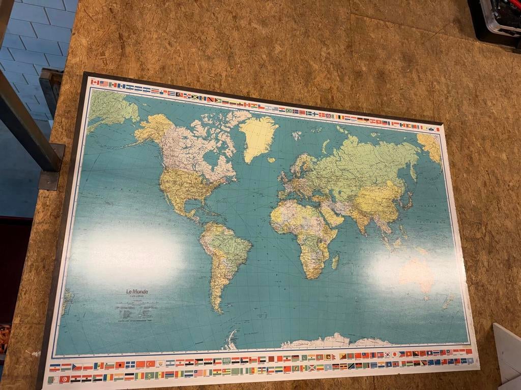 Wereldkaart op houten frame 130x90 met ijzeren rand, Antiek en Kunst, Ophalen, Aardrijkskunde
