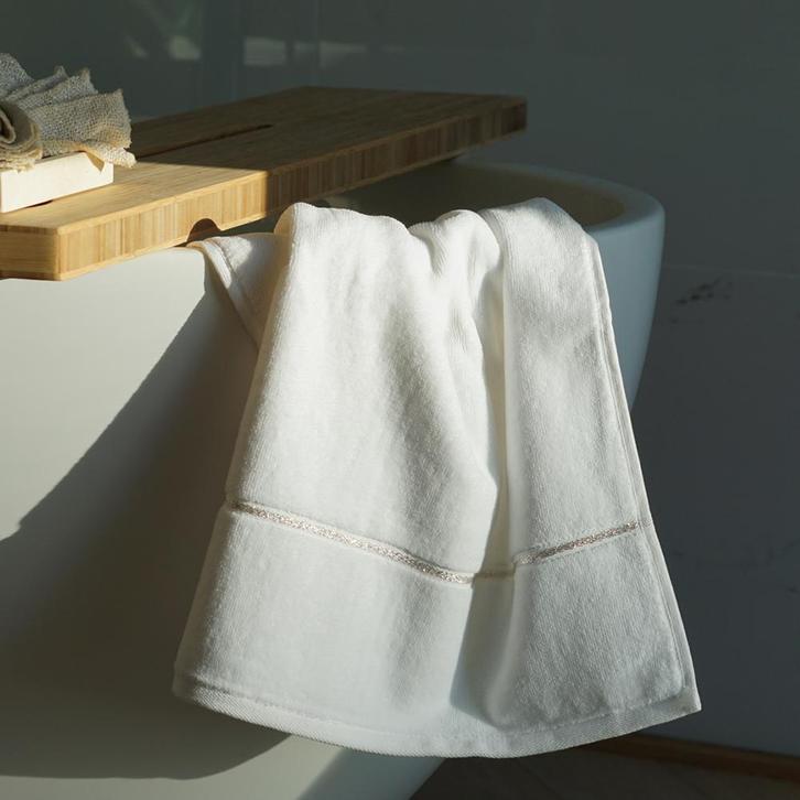 Partij Hotelkwaliteit Handdoek Wit met zilver band 70x140cm, Huis en Inrichting, Badkamer | Badtextiel en Accessoires, Nieuw, Handdoek