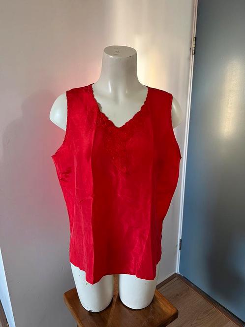 Rode zijde top hemd 44, Kleding | Dames, Tops, Zo goed als nieuw, Maat 42/44 (L), Rood, Zonder mouw, Ophalen of Verzenden