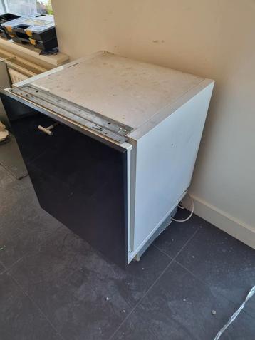 Koelkast in de afmetingen van een keuken blok werkt goed  beschikbaar voor biedingen