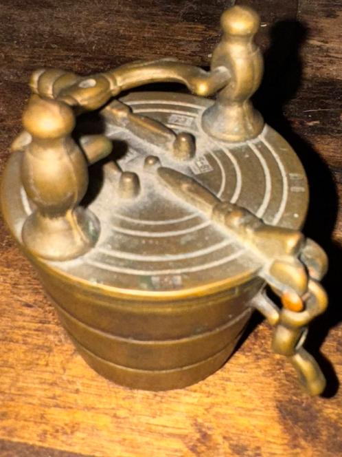 Bronzen sluit gewicht  met diverse ijk stempels, Antiek en Kunst, Antiek | Gereedschap en Instrumenten, Ophalen of Verzenden