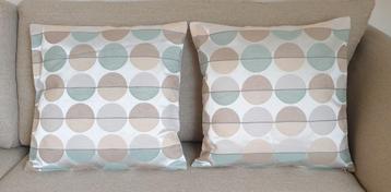 Twee kussenhoesjes 50 x 50 cm met binnenkussen beschikbaar voor biedingen