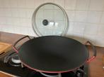 Wokpan Le Creuset Met Glazen Deksel Kersenrood 36cm, Ophalen, Zo goed als nieuw, Gietijzer, Wok