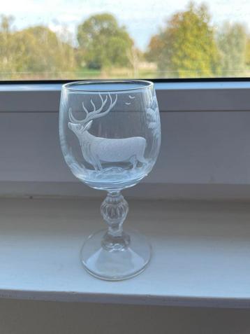 Kristallen wijnglas met hert gravure beschikbaar voor biedingen