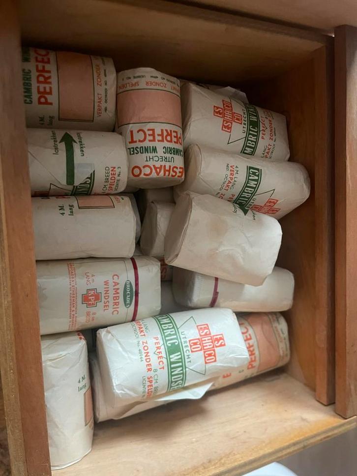 Oude zwachtels & watten in houten doos, Antiek en Kunst, Antiek | Overige Antiek, Ophalen of Verzenden