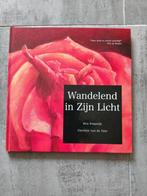 Wandelend in zijn licht in nieuwstaat., Ophalen of Verzenden, Zo goed als nieuw