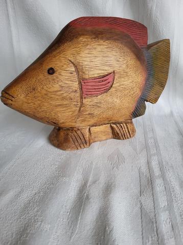 Handgesneden houten vis beschikbaar voor biedingen