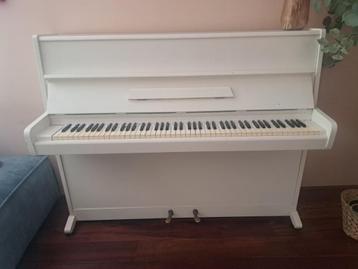 Piano August Förster wit beschikbaar voor biedingen