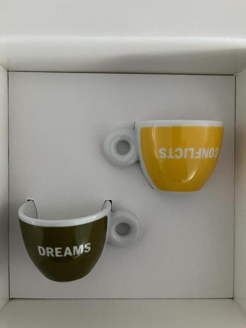Illy Espresso 2003 Dreams & conflicts, Verzamelen, Porselein, Kristal en Bestek, Nieuw, Kop en/of schotel, Porselein, Ophalen of Verzenden