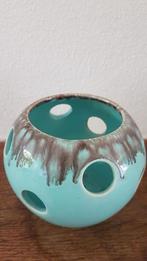 Retro mintgroen vaasje kaarshouder met gaten, Aardewerk of Porselein, Ophalen of Verzenden, Zo goed als nieuw, Minder dan 50 cm