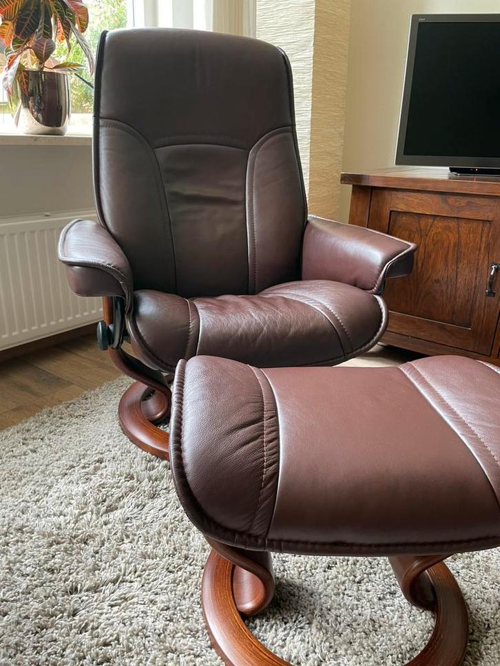 Stressless relaxfauteuil met hocker – leer donkerbruin, Huis en Inrichting, Fauteuils, Zo goed als nieuw, Leer, 50 tot 75 cm, 75 tot 100 cm