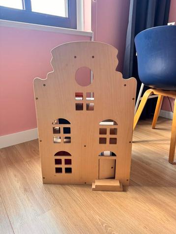 Houten poppenhuis gevel  beschikbaar voor biedingen