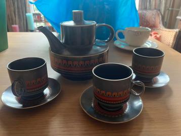 Retro servies beschikbaar voor biedingen