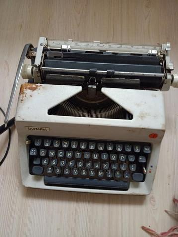 Typemachine Olympia € 20 beschikbaar voor biedingen