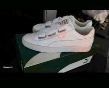 Puma's in het wit met koperkleurige tekst maat 40,5 / 7, beschikbaar voor biedingen