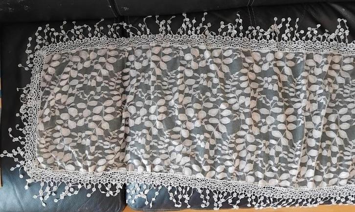 Vintage beige kant tafelkleed / lopertje, Huis en Inrichting, Stoffering | Tapijten en Kleden, Zo goed als nieuw, 100 tot 150 cm