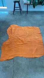 Oranje runder suède lap 120 x 100, Hobby en Vrije tijd, Stoffen en Lappen, 120 cm of meer, Leer of Kunstleer, Ophalen of Verzenden