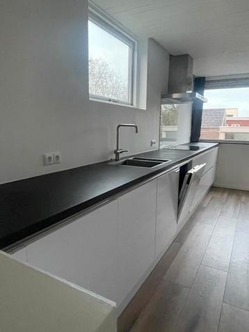 Moderne keuken - zo goed als nieuw! Inclusief AEG apparatuur beschikbaar voor biedingen