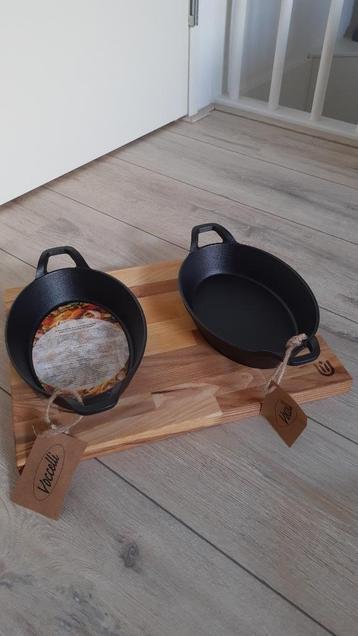 gietijzeren pannen met plank beschikbaar voor biedingen