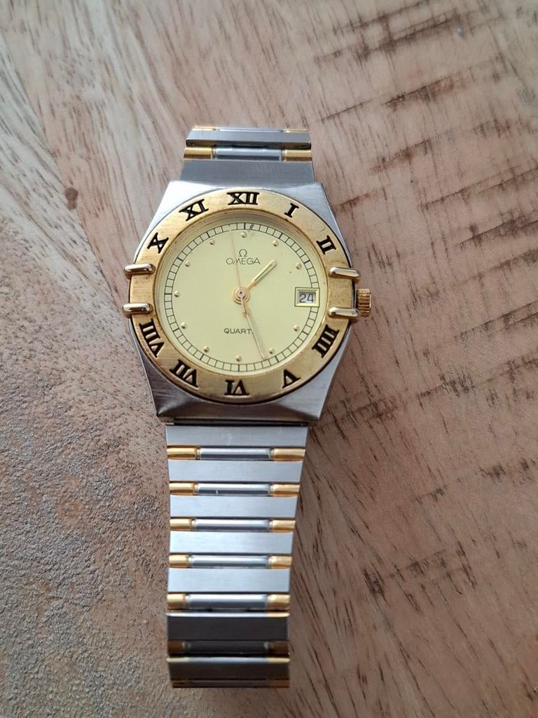 Omega Swiss Quartz Tweekleurig Horloge - Uitstekende Staat, Antiek en Kunst, Ophalen of Verzenden