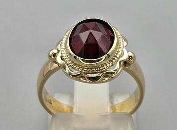 Gouden antieke ring met edelsteen granaat. 2025/695. beschikbaar voor biedingen