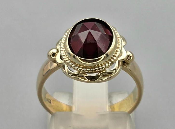 Gouden antieke ring met edelsteen granaat. 2025/695., Sieraden, Tassen en Uiterlijk, Antieke sieraden, Ring, Goud, Met edelsteen
