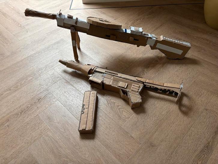 Kartonnen geweren DP28 & MP40 - Sinterklaas Surprise!, Kinderen en Baby's, Speelgoed | Overig, Gebruikt, Jongen of Meisje, Ophalen of Verzenden