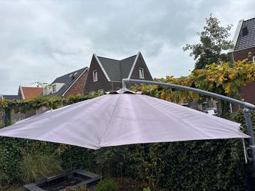 Zweefparasol beschikbaar voor biedingen