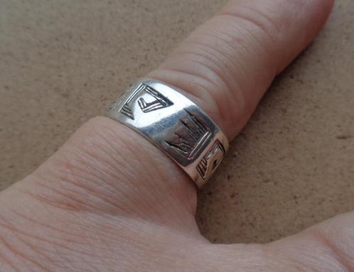 zilveren ring met tekens [588], Sieraden, Tassen en Uiterlijk, Ringen, Zo goed als nieuw, Dame, Kleiner dan 17, Zilver, Zilver