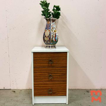 Vintage nachtkastje met lades beschikbaar voor biedingen