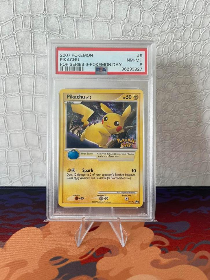 Pokémon | Pikachu LV.13 | 2007! | PSA 8 | 9/17, Hobby en Vrije tijd, Verzamelkaartspellen | Pokémon, Nieuw, Ophalen of Verzenden