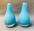 Twee vaasjes van lichtblauw glas, handgemaakt, mondgeblazen, Minder dan 50 cm, Verzenden, Blauw, Glas