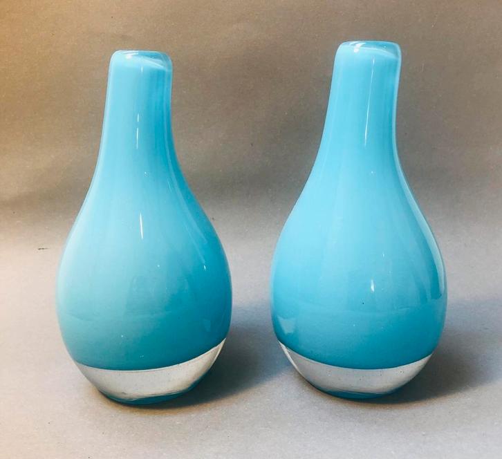 Twee vaasjes van lichtblauw glas, handgemaakt, mondgeblazen, Huis en Inrichting, Woonaccessoires | Vazen, Zo goed als nieuw, Blauw