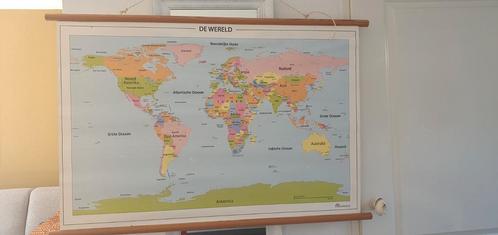 Wereldkaart met vrolijke kleuren 79x 120, Boeken, Atlassen en Landkaarten, Gelezen, Landkaart, Nederland, 1800 tot 2000, Ophalen