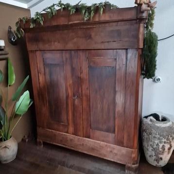 Prachtige antiek eiken kast beschikbaar voor biedingen