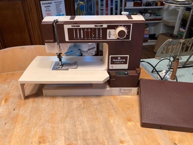 Husqvarna Classica 100 naaimachine, Hobby en Vrije tijd, Naaimachines en Toebehoren, Gebruikt, Naaimachine, Husqvarna, Ophalen of Verzenden