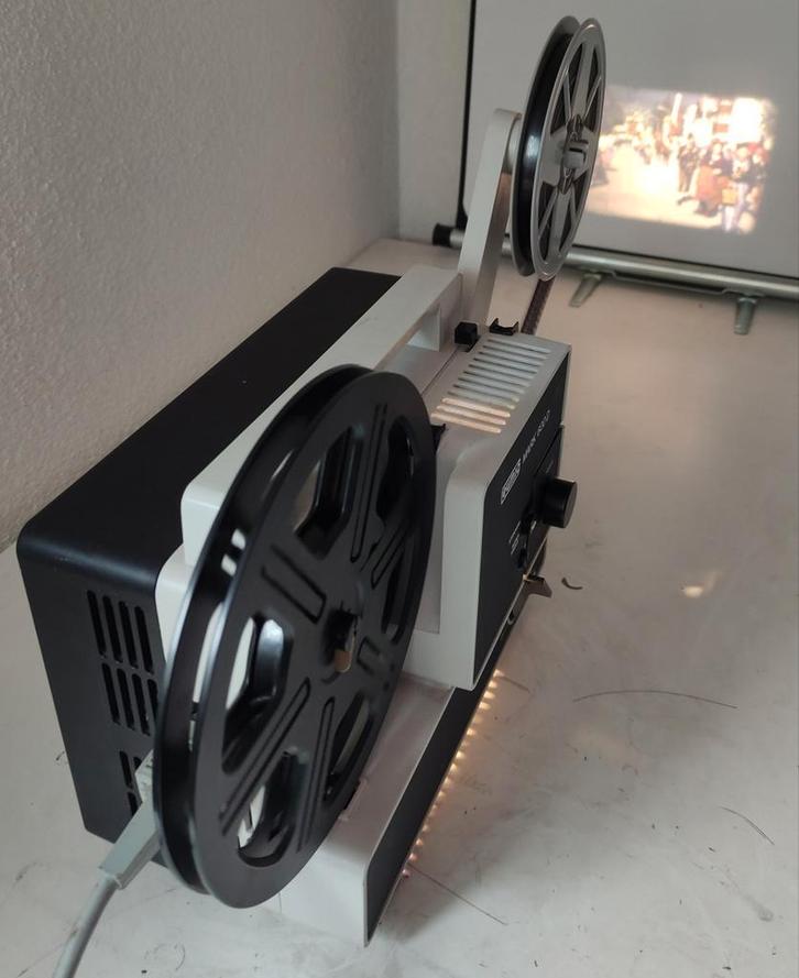 EUMIG 600 D FILMPROJECTOR voor de SUPER 8 en DUBBEL 8 FILMS, Audio, Tv en Foto, Filmrollen, 8mm film, Ophalen of Verzenden
