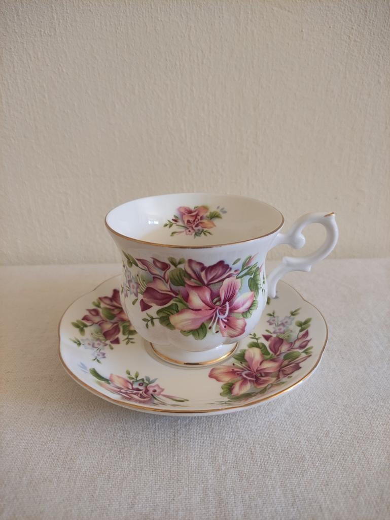 Oude kop en schotel fine bone China 'Royal Canterbury'., Verzamelen, Porselein, Kristal en Bestek, Zo goed als nieuw, Kop en/of schotel
