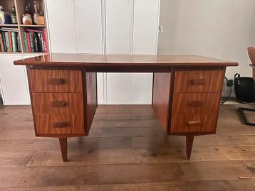 Vintage Eeka Meubel Bureau beschikbaar voor biedingen