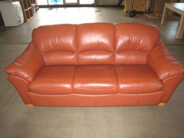 Rood lederen 3-zits bank, nette staat beschikbaar voor biedingen