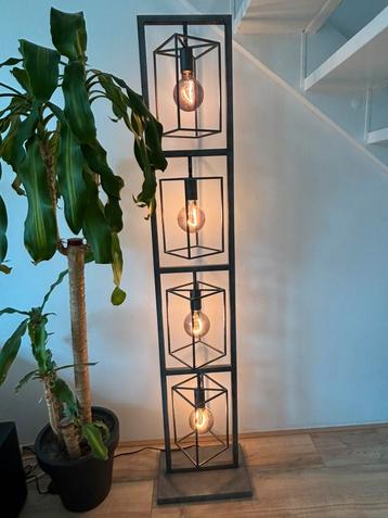 Industriële staande lamp beschikbaar voor biedingen
