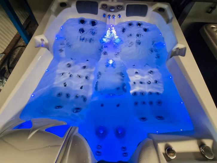 Jacuzzi 3 pers‼️🌴Extreme massage jacuzzi 🌴NW PRIJS 12.000, Tuin en Terras, Bubbelbaden en Hottubs, Zo goed als nieuw, Filter