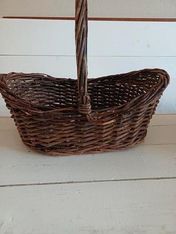 Klein bruin plukmandje beschikbaar voor biedingen