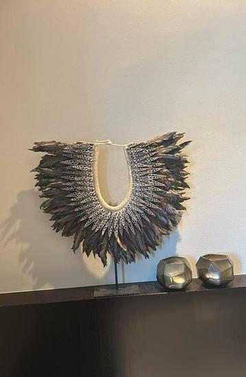 Prachtige schelpenketting met veren beschikbaar voor biedingen