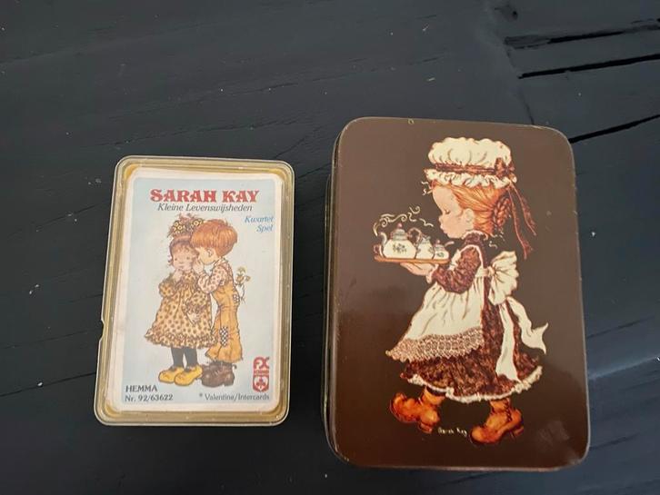 Sarah Kay Kwartet + Koekblikje - Set, Hobby en Vrije tijd, Gezelschapsspellen | Kaartspellen, Gebruikt, Drie of vier spelers, Ophalen of Verzenden