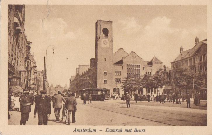 amsterdam  damrak met beurs volk tram enz  ca 1950, Verzamelen, Ansichtkaarten | Nederland, Noord-Brabant, Ophalen of Verzenden