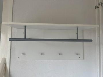 Mooie Wandkapstok met Plank beschikbaar voor biedingen