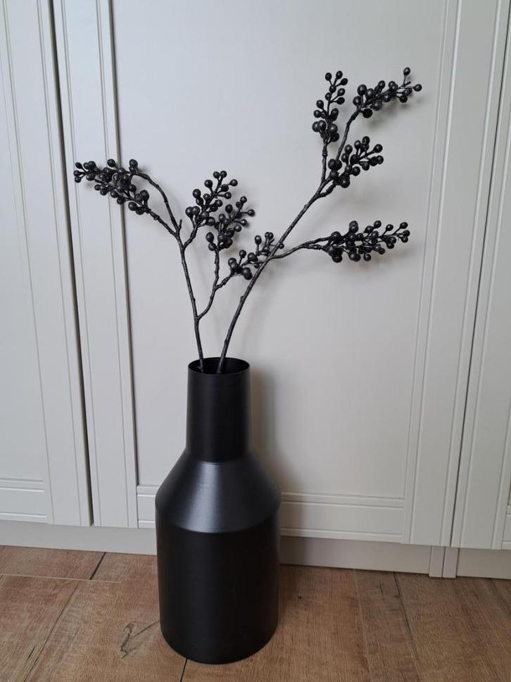 Prachtige vaas van zwart metaal. GRATIS DECORATIETAK., Huis en Inrichting, Woonaccessoires | Vazen, Zo goed als nieuw, Zwart, Minder dan 50 cm
